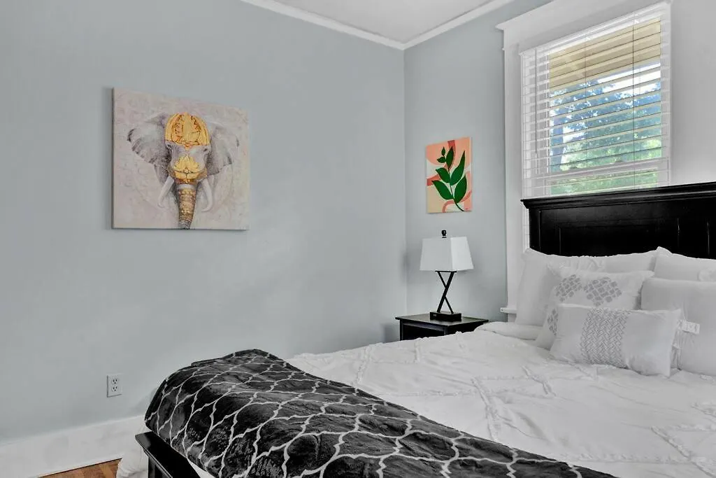 Holiday home Cheerful Midtown Home With View Of Rhodes College Memphis United States